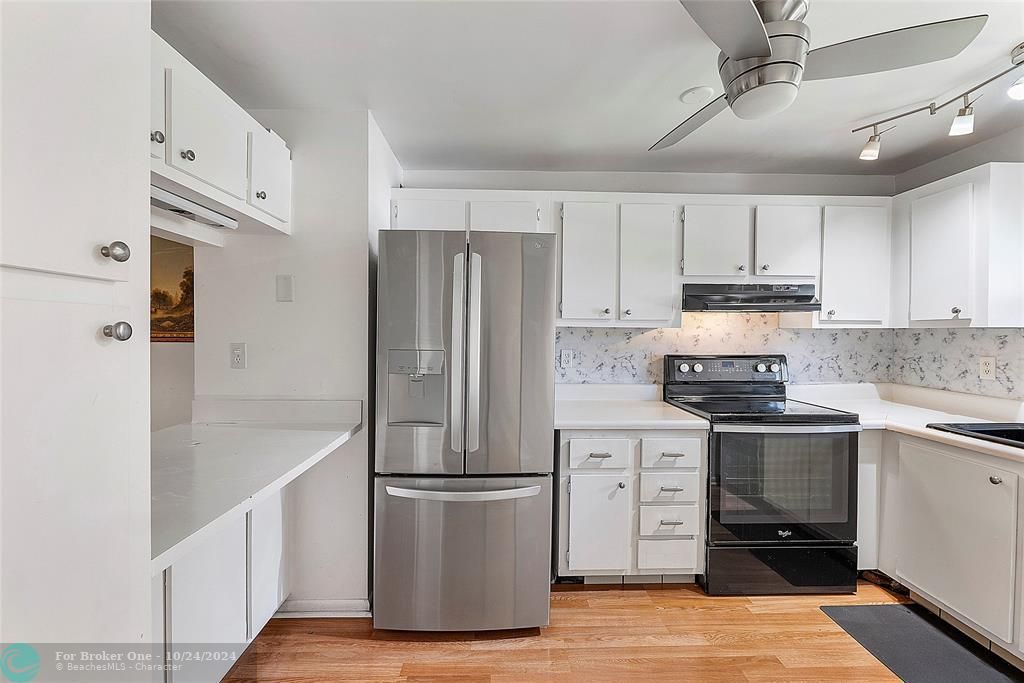 For Sale: $200,000 (2 beds, 2 baths, 986 Square Feet)