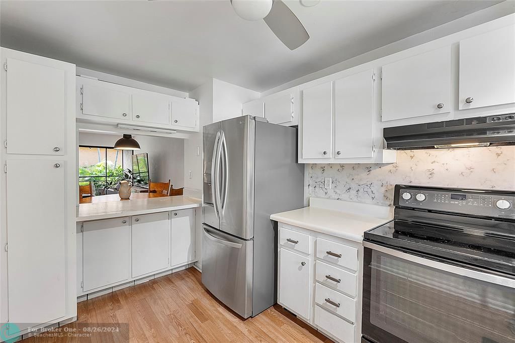 For Sale: $200,000 (2 beds, 2 baths, 986 Square Feet)