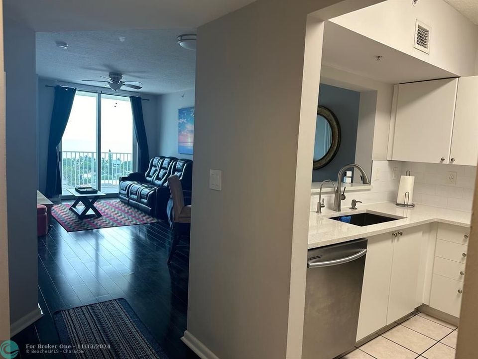 Active With Contract: $2,495 (1 beds, 1 baths, 720 Square Feet)