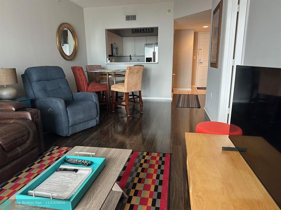 Active With Contract: $2,495 (1 beds, 1 baths, 720 Square Feet)