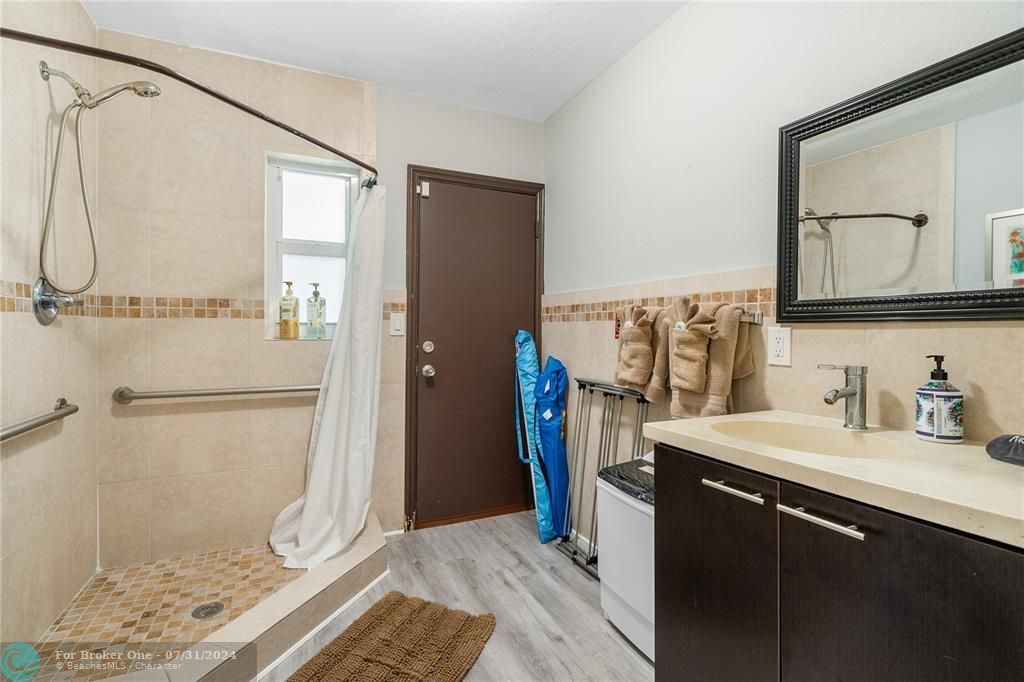 Active With Contract: $1,300 (0 beds, 1 baths, 3715 Square Feet)