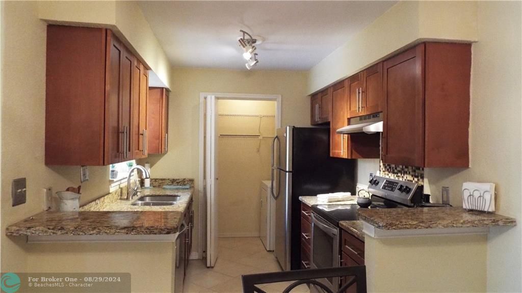 For Sale: $229,999 (2 beds, 1 baths, 980 Square Feet)