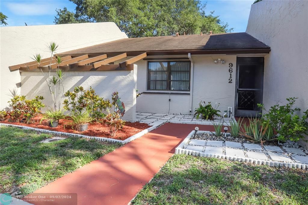 Recently Sold: $379,000 (2 beds, 1 baths, 881 Square Feet)