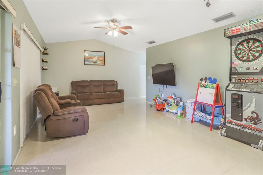 Recently Sold: $379,000 (2 beds, 1 baths, 881 Square Feet)