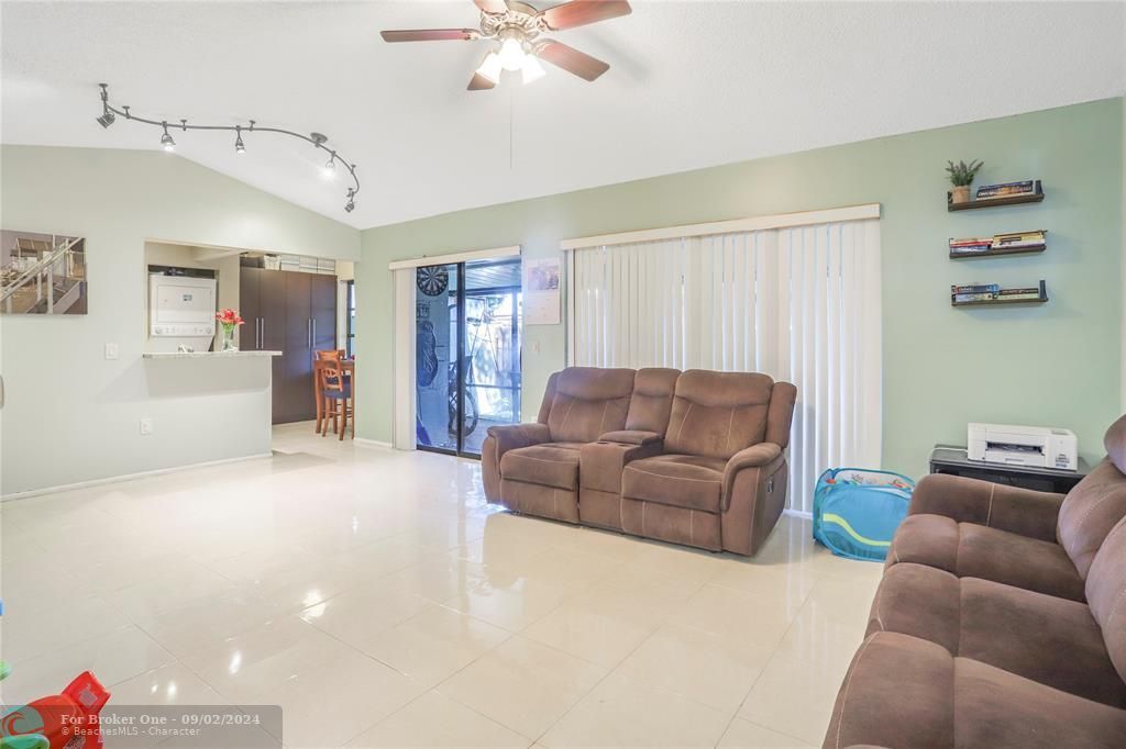 Recently Sold: $379,000 (2 beds, 1 baths, 881 Square Feet)