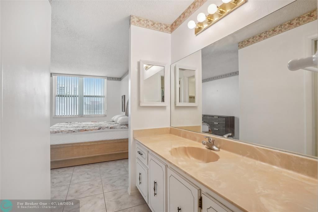 For Sale: $319,000 (1 beds, 1 baths, 946 Square Feet)