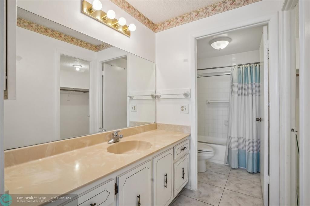 For Sale: $319,000 (1 beds, 1 baths, 946 Square Feet)