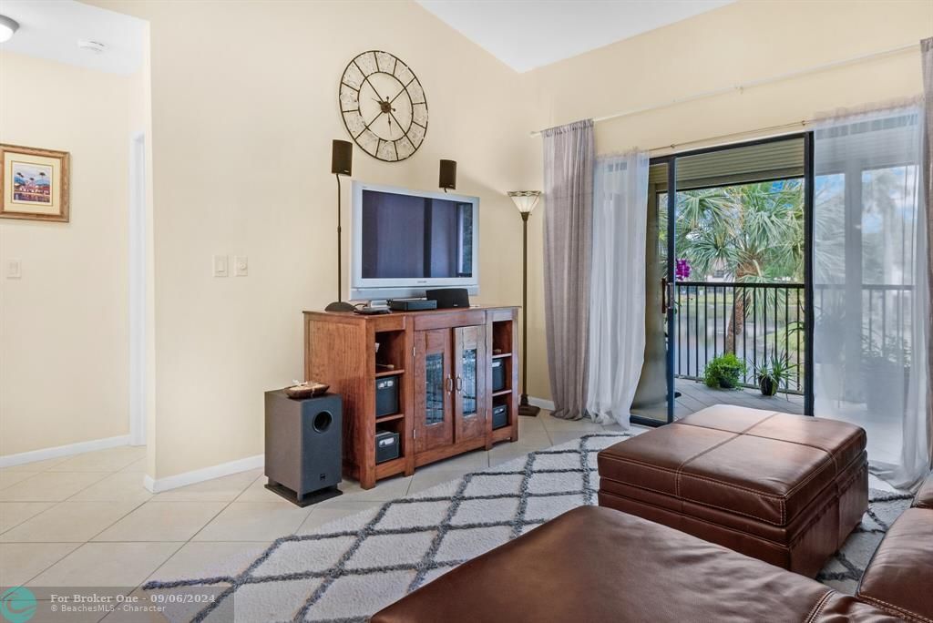 For Sale: $285,000 (2 beds, 2 baths, 1079 Square Feet)