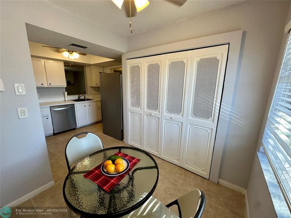 Active With Contract: $1,800 (2 beds, 2 baths, 1005 Square Feet)