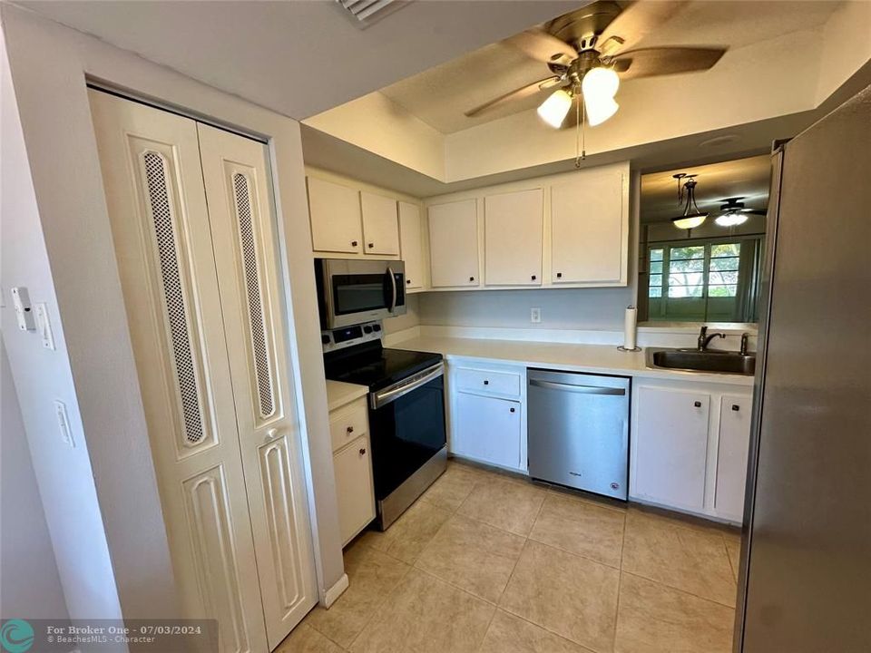Active With Contract: $1,800 (2 beds, 2 baths, 1005 Square Feet)