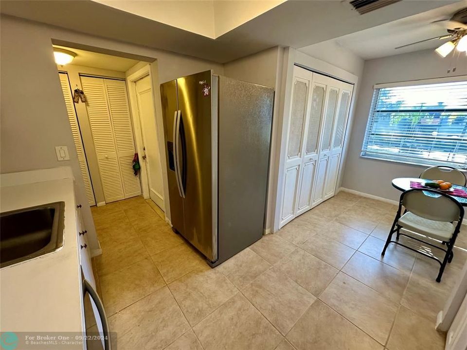 Active With Contract: $1,800 (2 beds, 2 baths, 1005 Square Feet)