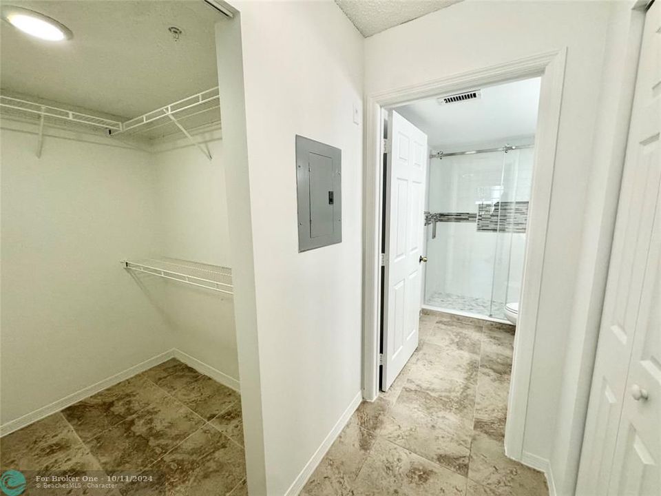 Active With Contract: $2,500 (2 beds, 2 baths, 1054 Square Feet)