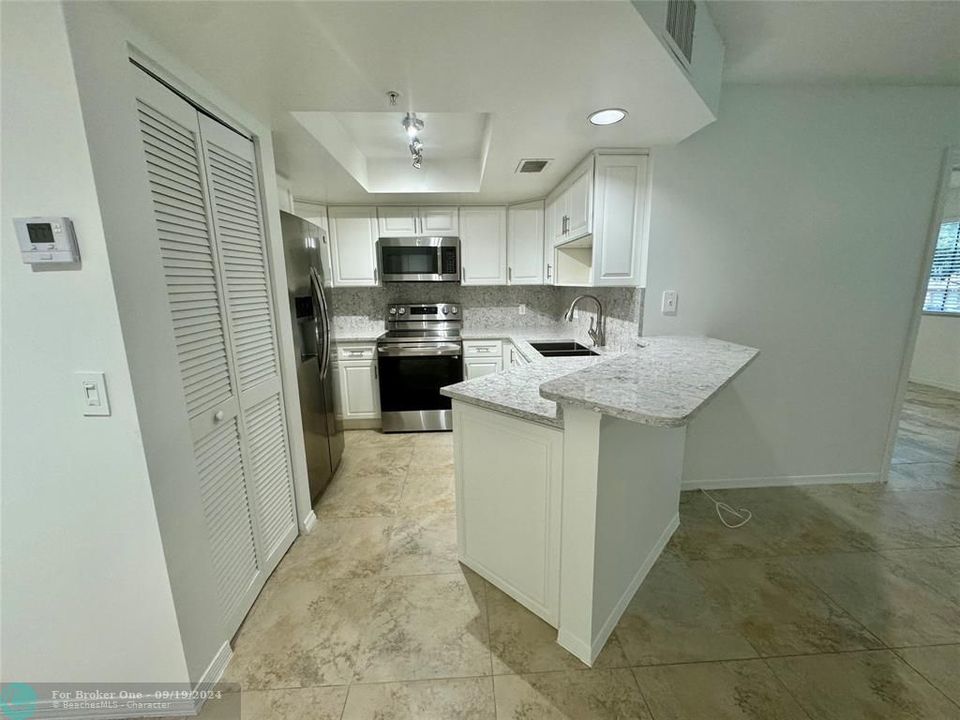 Active With Contract: $2,500 (2 beds, 2 baths, 1054 Square Feet)