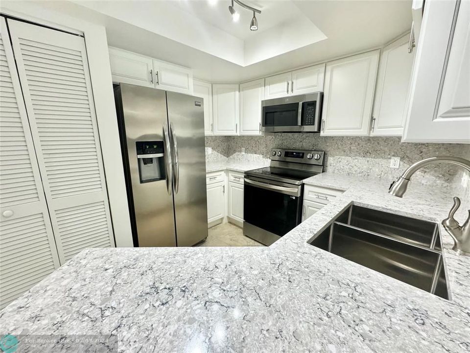 Active With Contract: $2,500 (2 beds, 2 baths, 1054 Square Feet)