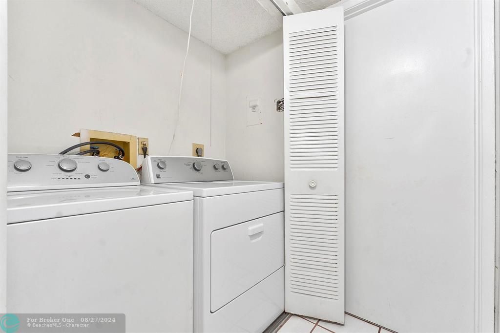 For Sale: $319,900 (2 beds, 2 baths, 1227 Square Feet)