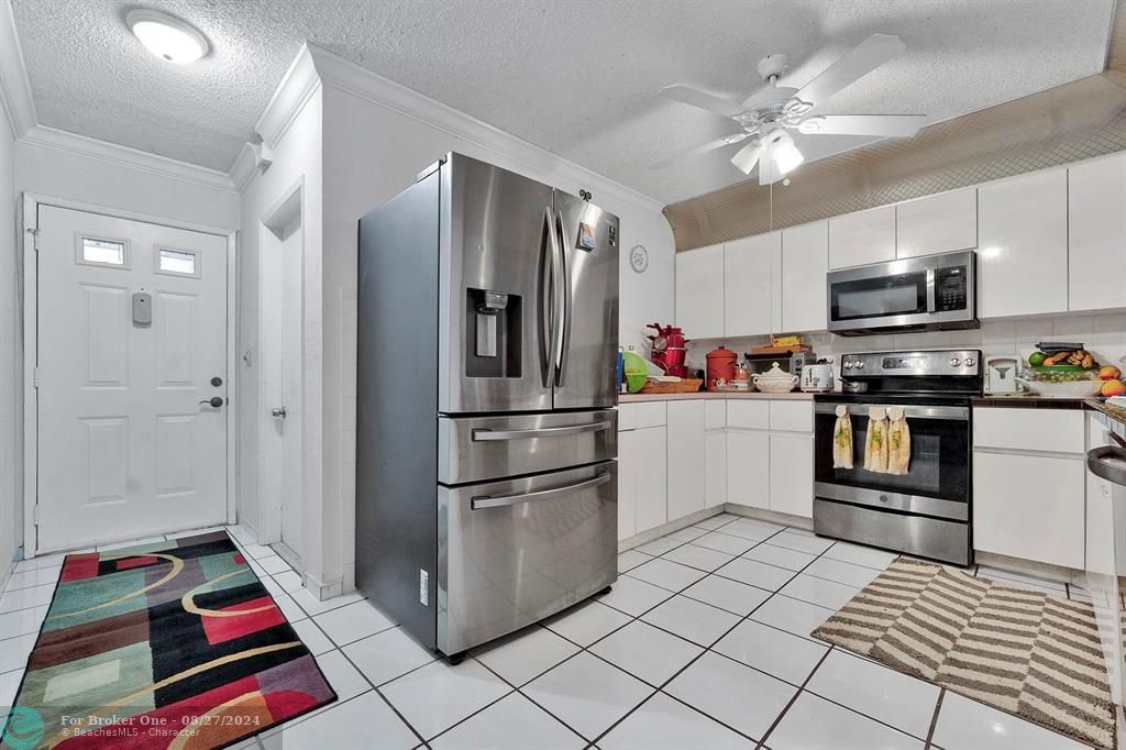 For Sale: $319,900 (2 beds, 2 baths, 1227 Square Feet)