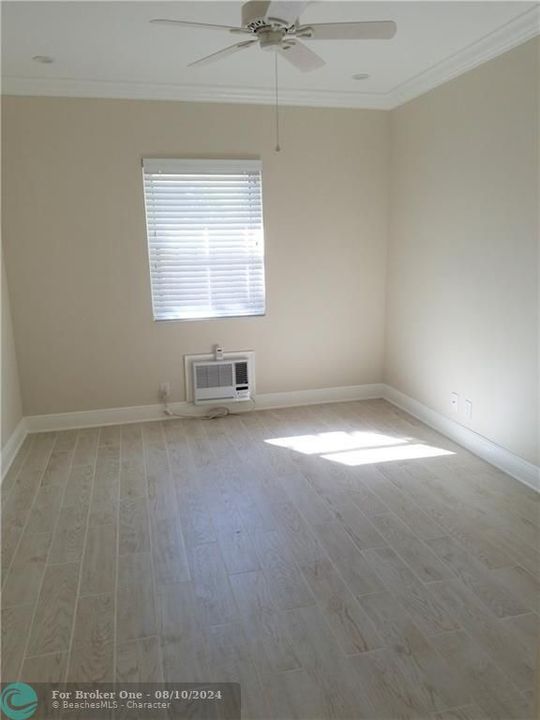 For Sale: $2,300 (1 beds, 1 baths, 800 Square Feet)