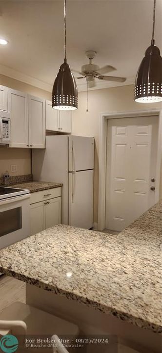 For Sale: $2,300 (1 beds, 1 baths, 800 Square Feet)