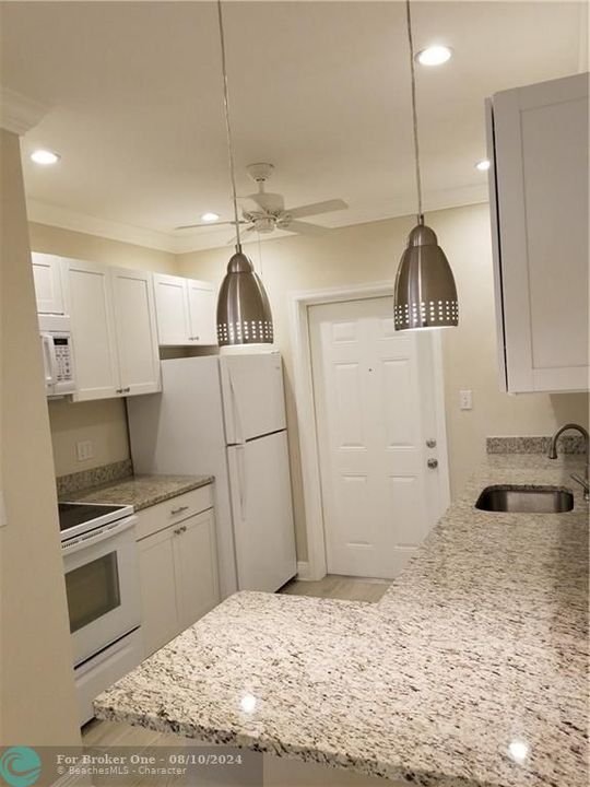 For Sale: $2,300 (1 beds, 1 baths, 800 Square Feet)