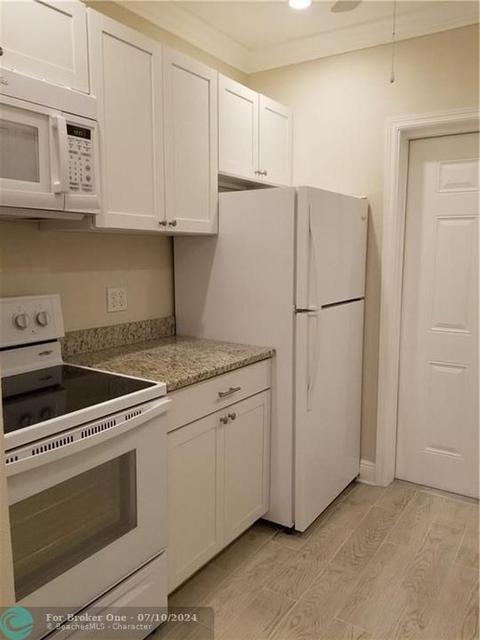 For Sale: $2,300 (1 beds, 1 baths, 800 Square Feet)