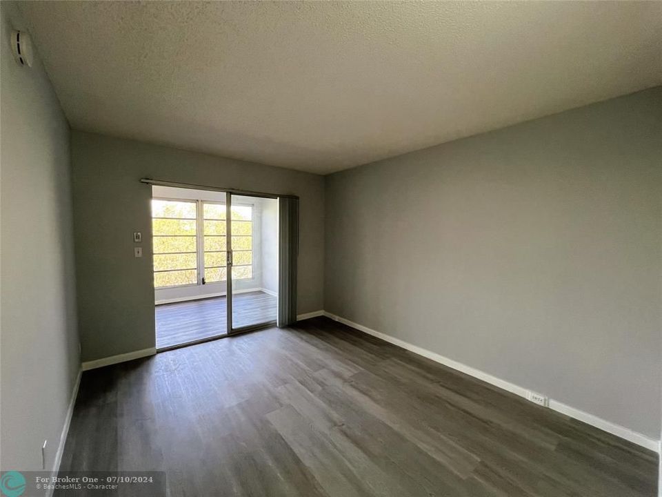 For Sale: $199,900 (2 beds, 2 baths, 1002 Square Feet)