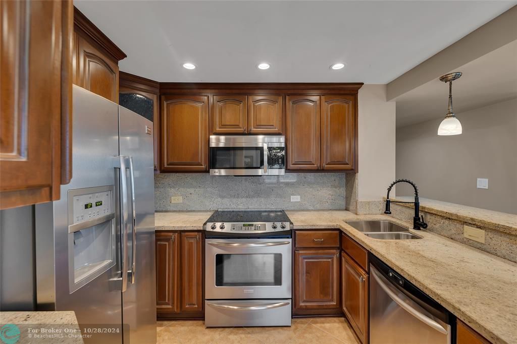 For Sale: $365,000 (2 beds, 2 baths, 1120 Square Feet)