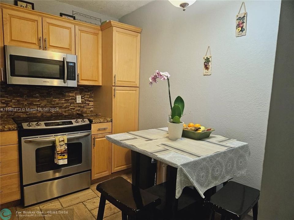 For Sale: $275,000 (2 beds, 2 baths, 978 Square Feet)