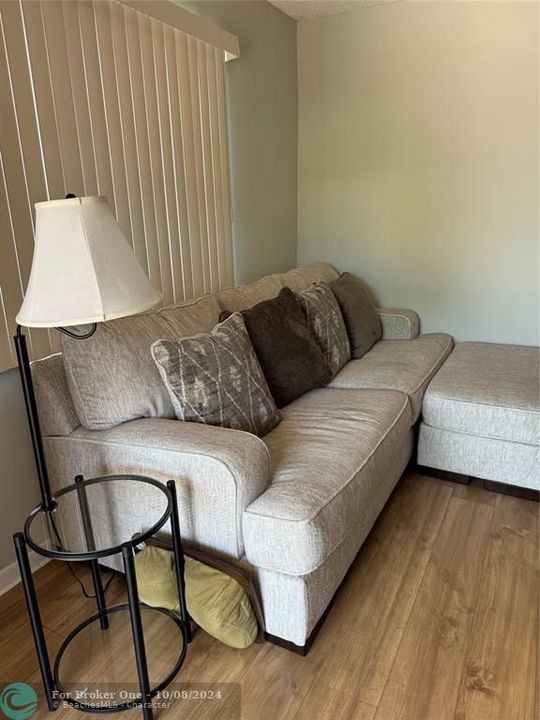 Active With Contract: $1,500 (1 beds, 1 baths, 468 Square Feet)