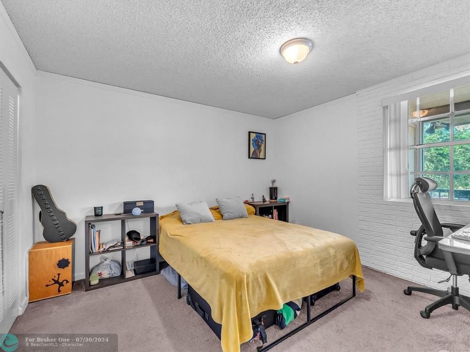For Sale: $250,000 (2 beds, 2 baths, 1073 Square Feet)