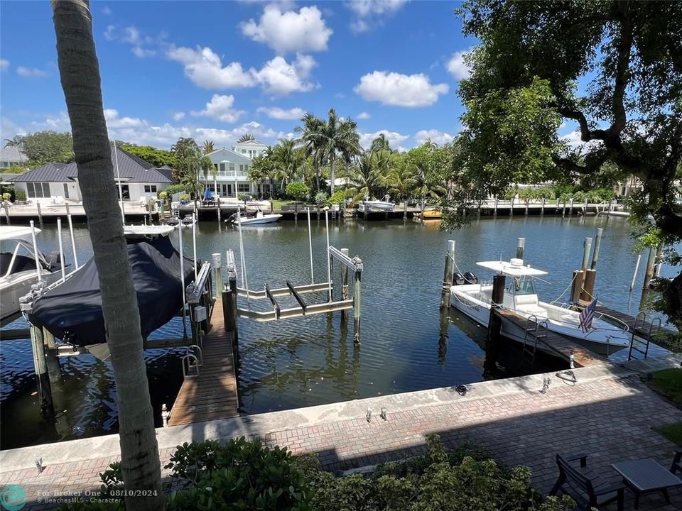 For Sale: $1,275,000 (2 beds, 2 baths, 1370 Square Feet)