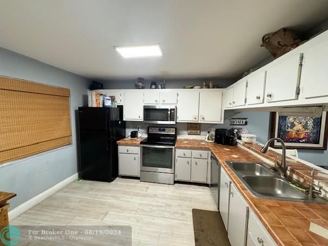 For Sale: $204,999 (2 beds, 2 baths, 1350 Square Feet)