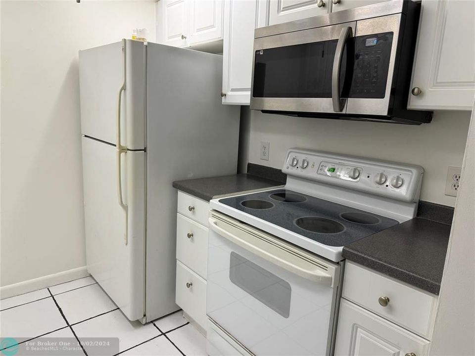 For Sale: $160,000 (1 beds, 1 baths, 811 Square Feet)