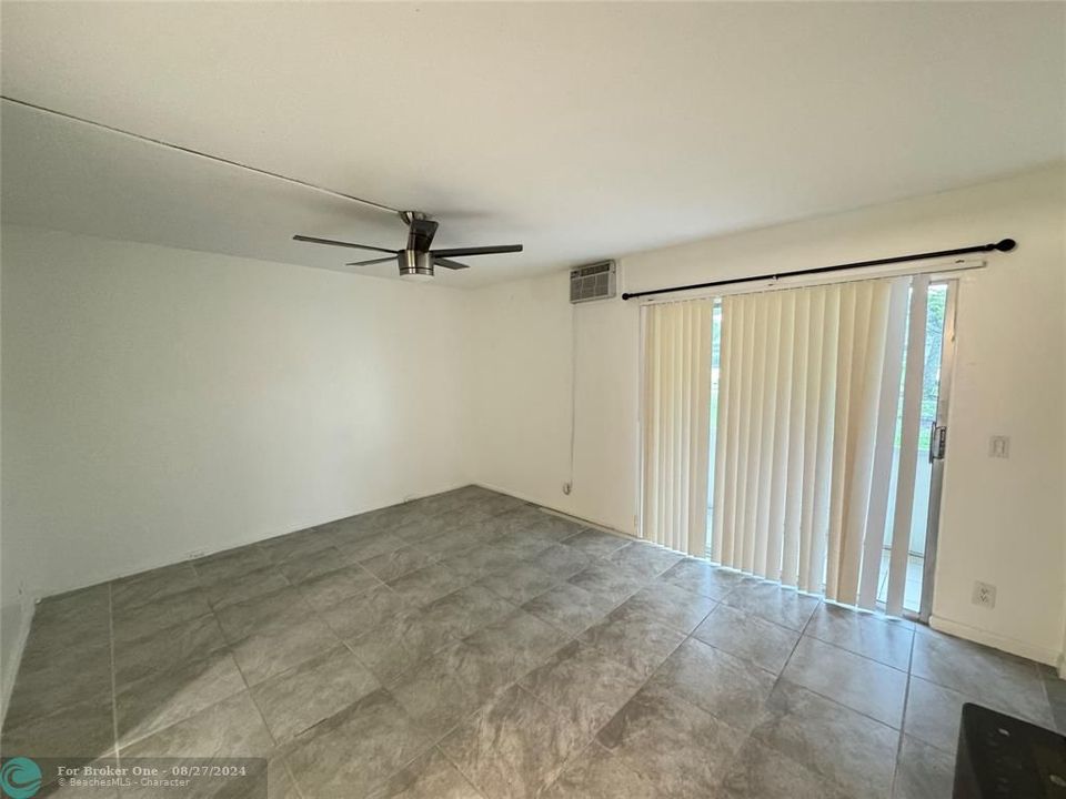 For Sale: $160,000 (1 beds, 1 baths, 811 Square Feet)