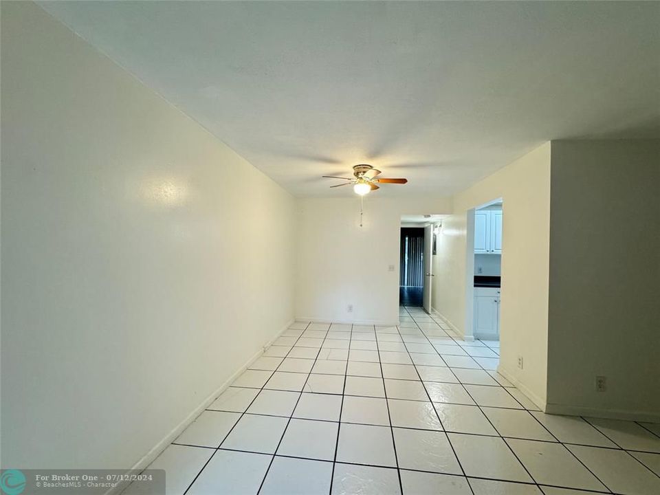 For Sale: $160,000 (1 beds, 1 baths, 811 Square Feet)