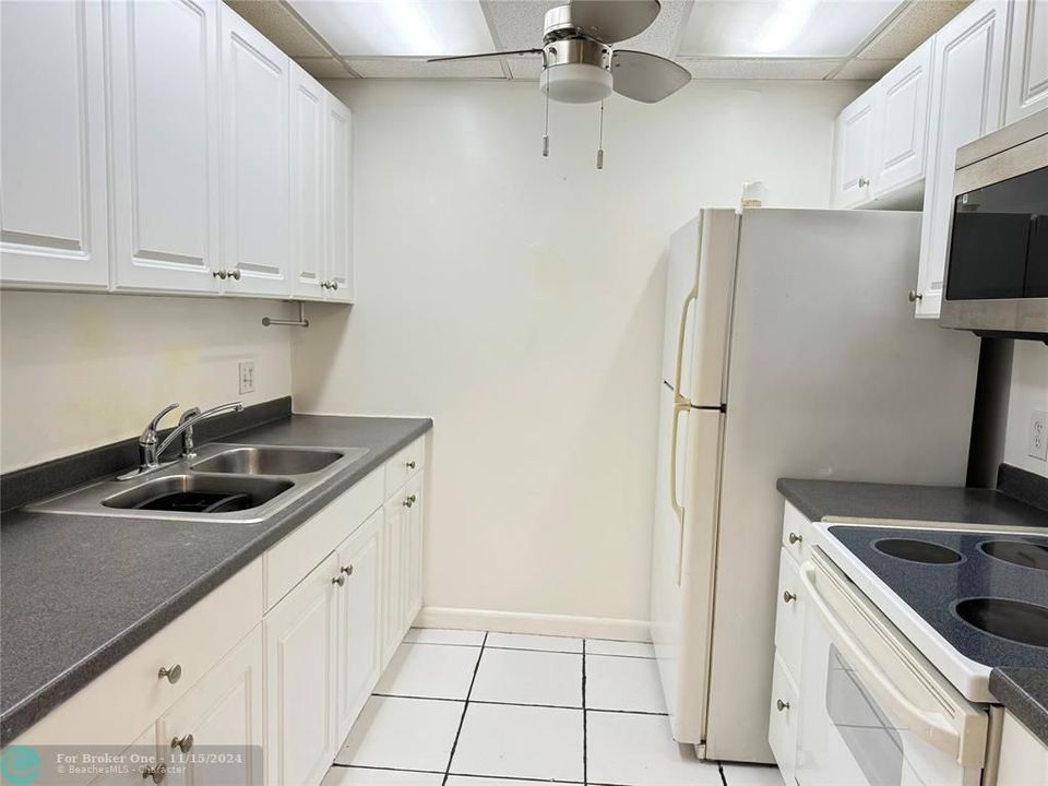 For Sale: $160,000 (1 beds, 1 baths, 811 Square Feet)