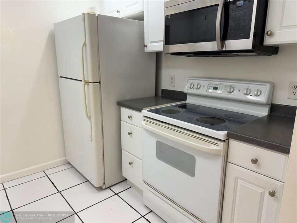 For Sale: $160,000 (1 beds, 1 baths, 811 Square Feet)