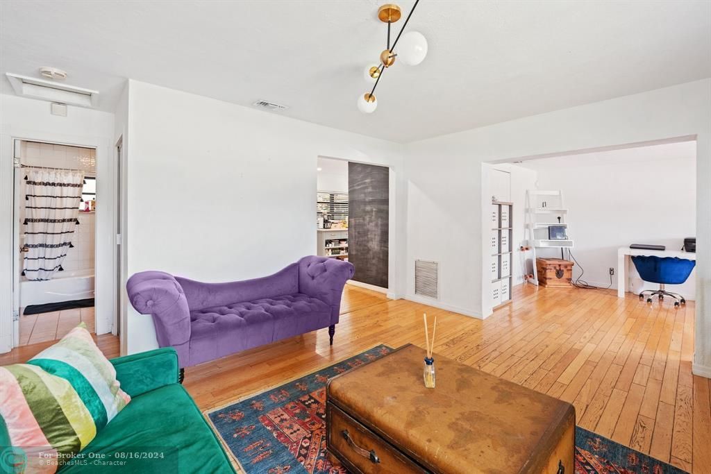 Active With Contract: $425,000 (2 beds, 1 baths, 1016 Square Feet)