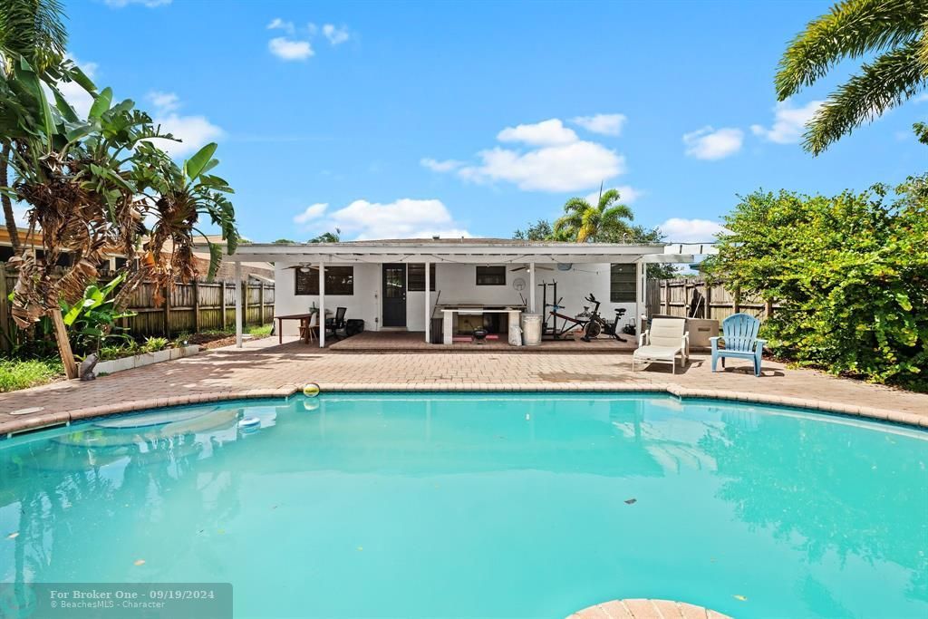 Active With Contract: $425,000 (2 beds, 1 baths, 1016 Square Feet)