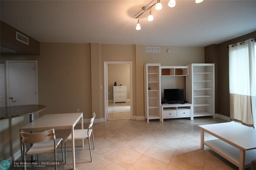 For Rent: $2,900 (2 beds, 2 baths, 955 Square Feet)