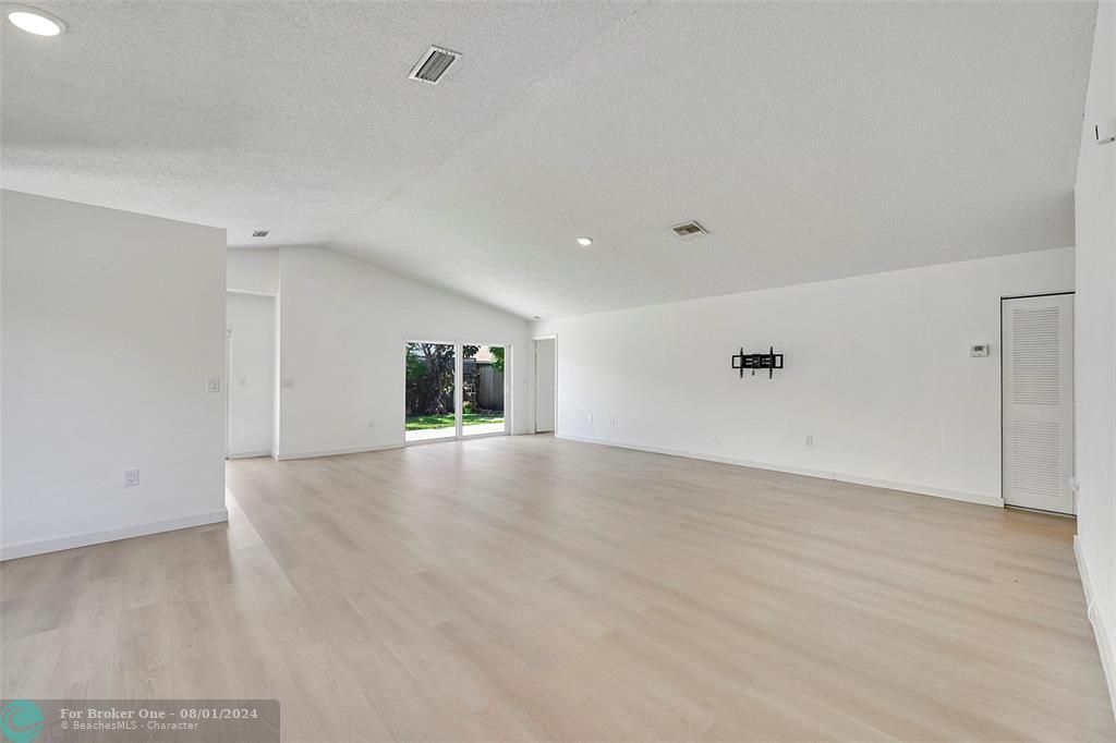 Recently Sold: $575,000 (3 beds, 2 baths, 1546 Square Feet)