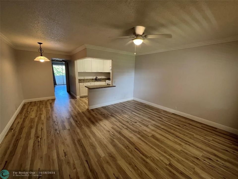 Active With Contract: $1,475 (1 beds, 1 baths, 585 Square Feet)