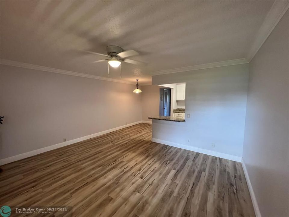 Active With Contract: $1,475 (1 beds, 1 baths, 585 Square Feet)