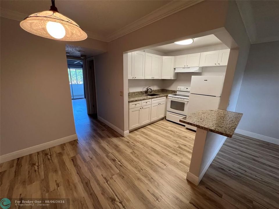 Active With Contract: $1,475 (1 beds, 1 baths, 585 Square Feet)