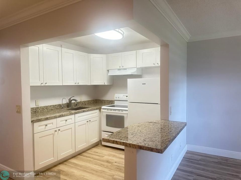 Active With Contract: $1,475 (1 beds, 1 baths, 585 Square Feet)