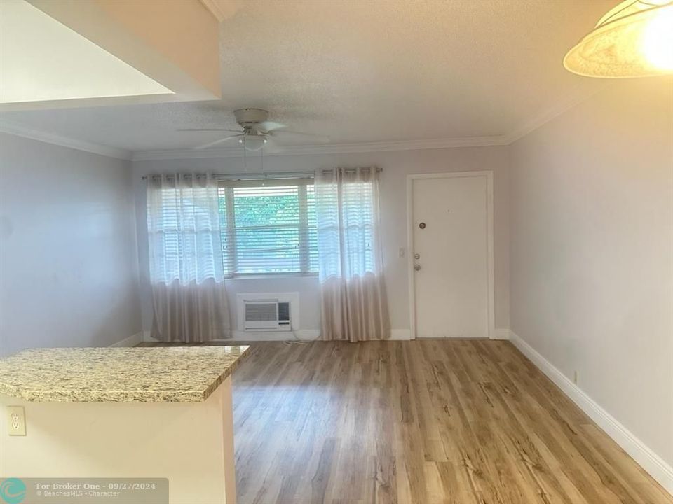 Active With Contract: $1,475 (1 beds, 1 baths, 585 Square Feet)