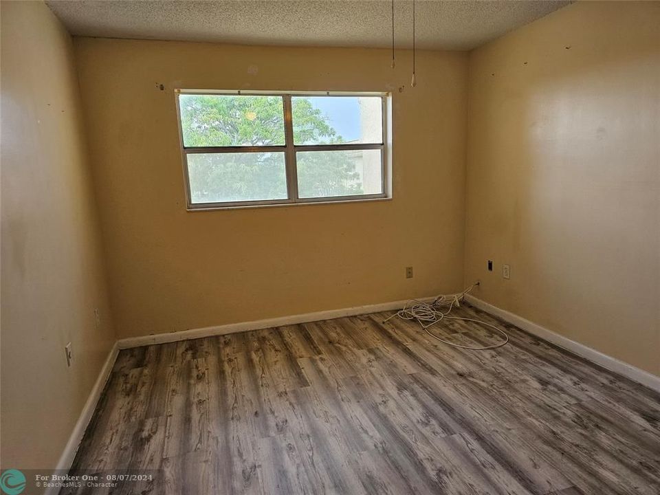 For Sale: $89,900 (1 beds, 1 baths, 640 Square Feet)