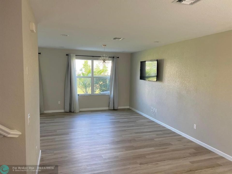 For Rent: $2,400 (3 beds, 2 baths, 1477 Square Feet)