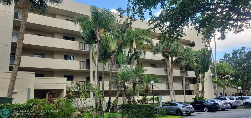 Active With Contract: $2,300 (2 beds, 2 baths, 1090 Square Feet)