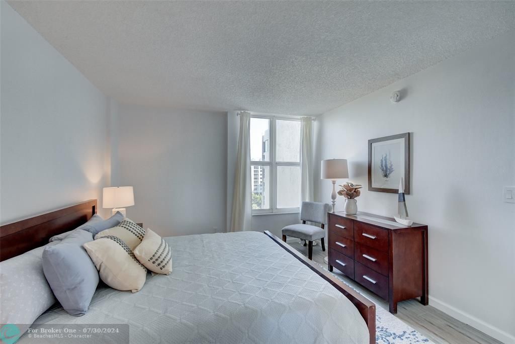 Active With Contract: $349,000 (1 beds, 1 baths, 734 Square Feet)
