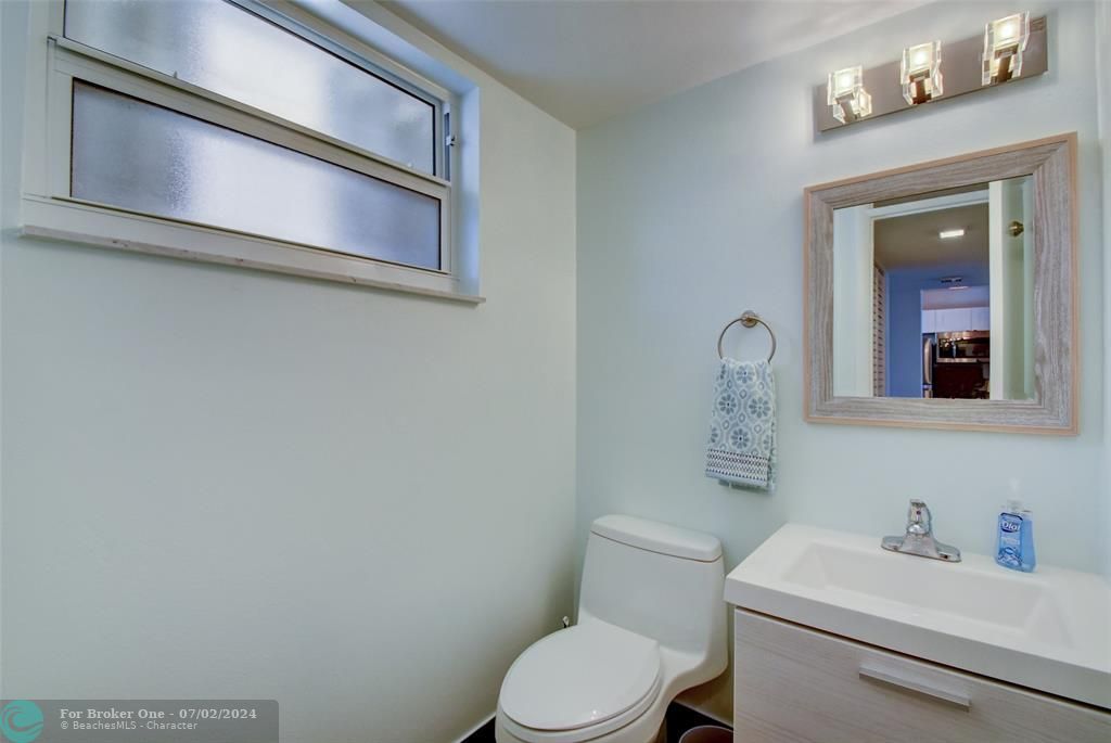 Active With Contract: $349,000 (1 beds, 1 baths, 734 Square Feet)